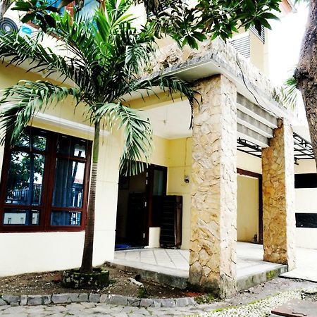 Green Surabaya Homey Bagian luar foto
