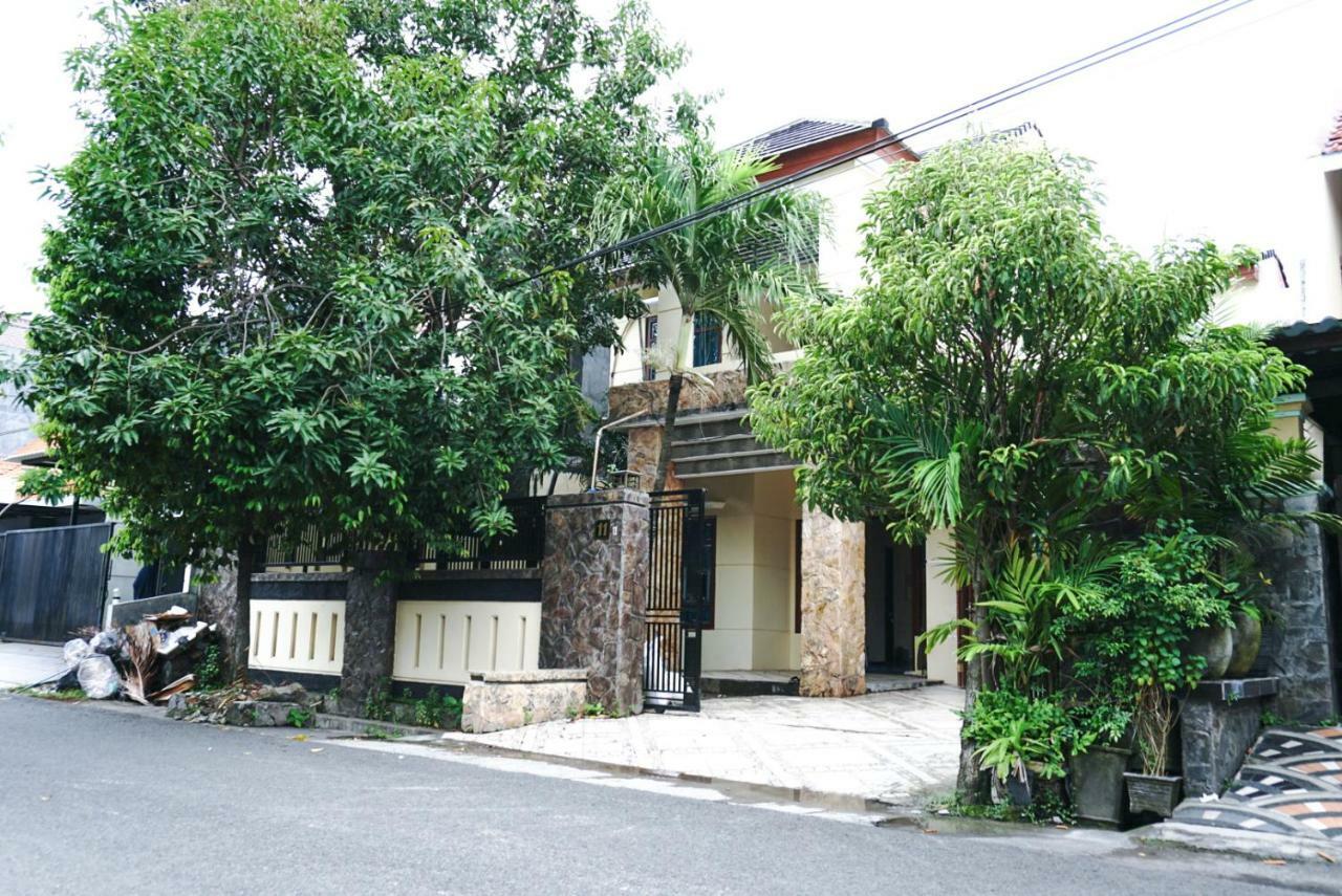 Green Surabaya Homey Bagian luar foto