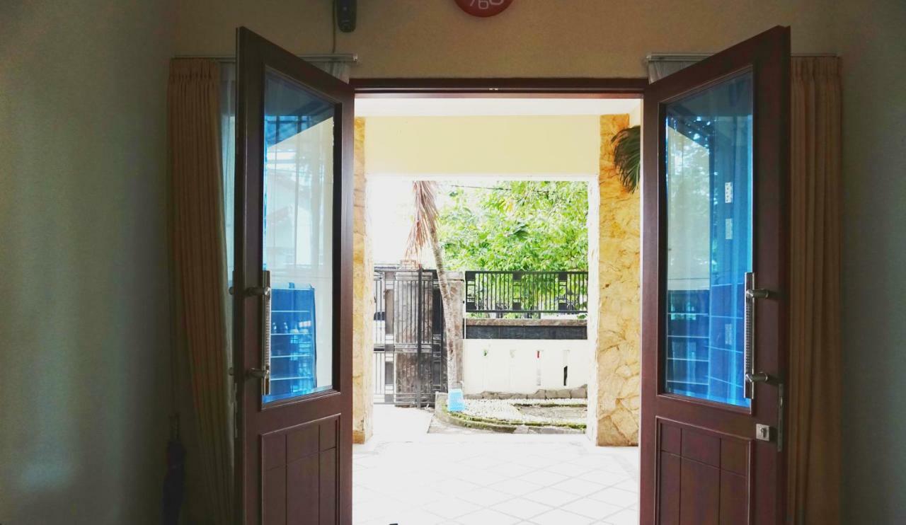Green Surabaya Homey Bagian luar foto