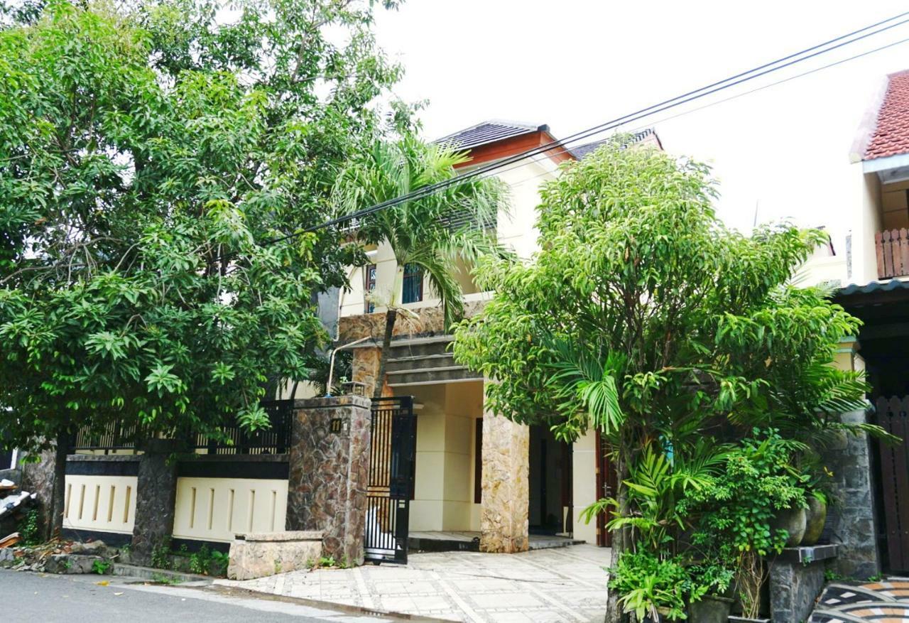 Green Surabaya Homey Bagian luar foto