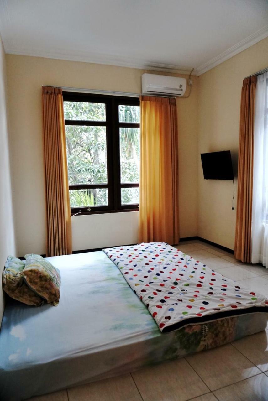 Green Surabaya Homey Bagian luar foto