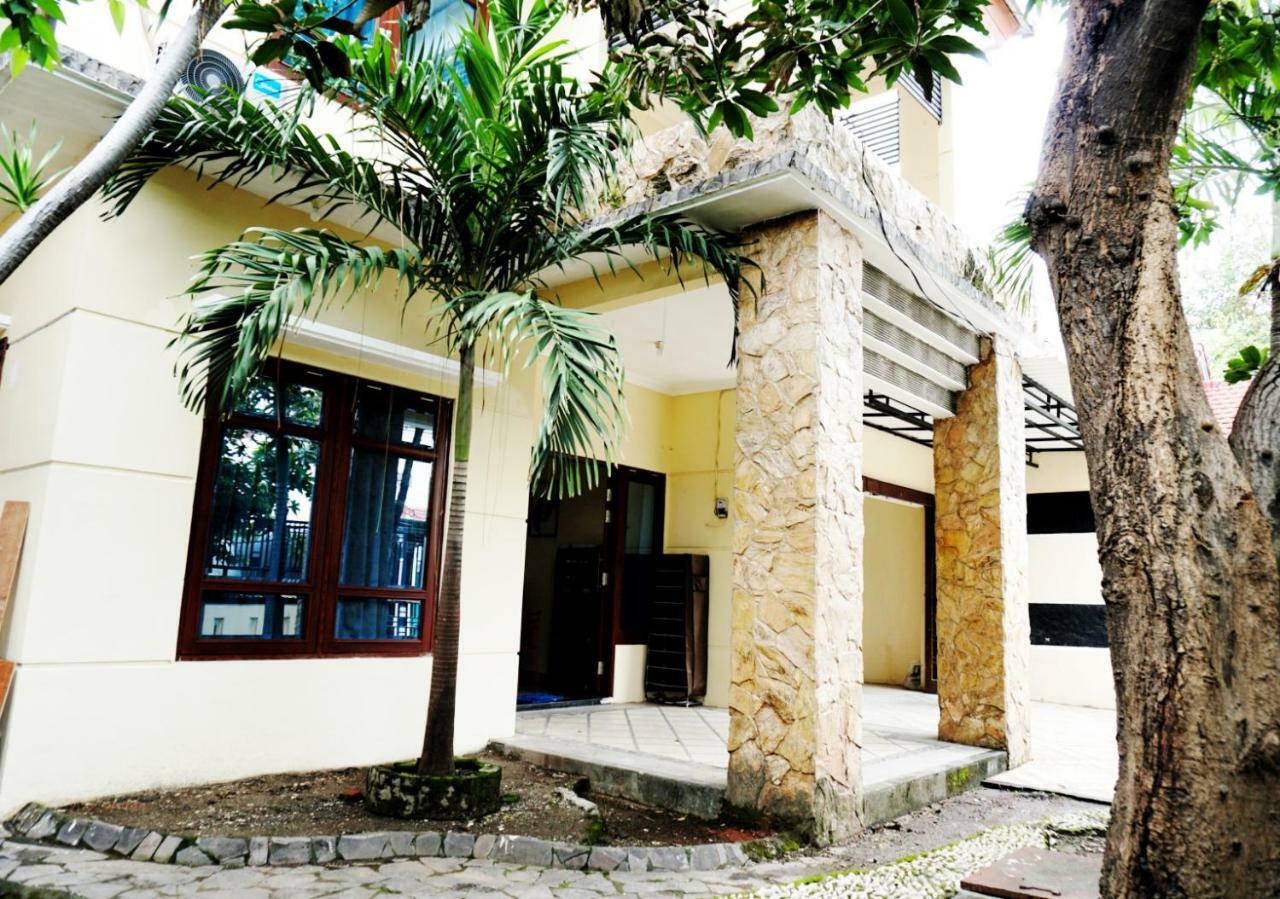Green Surabaya Homey Bagian luar foto