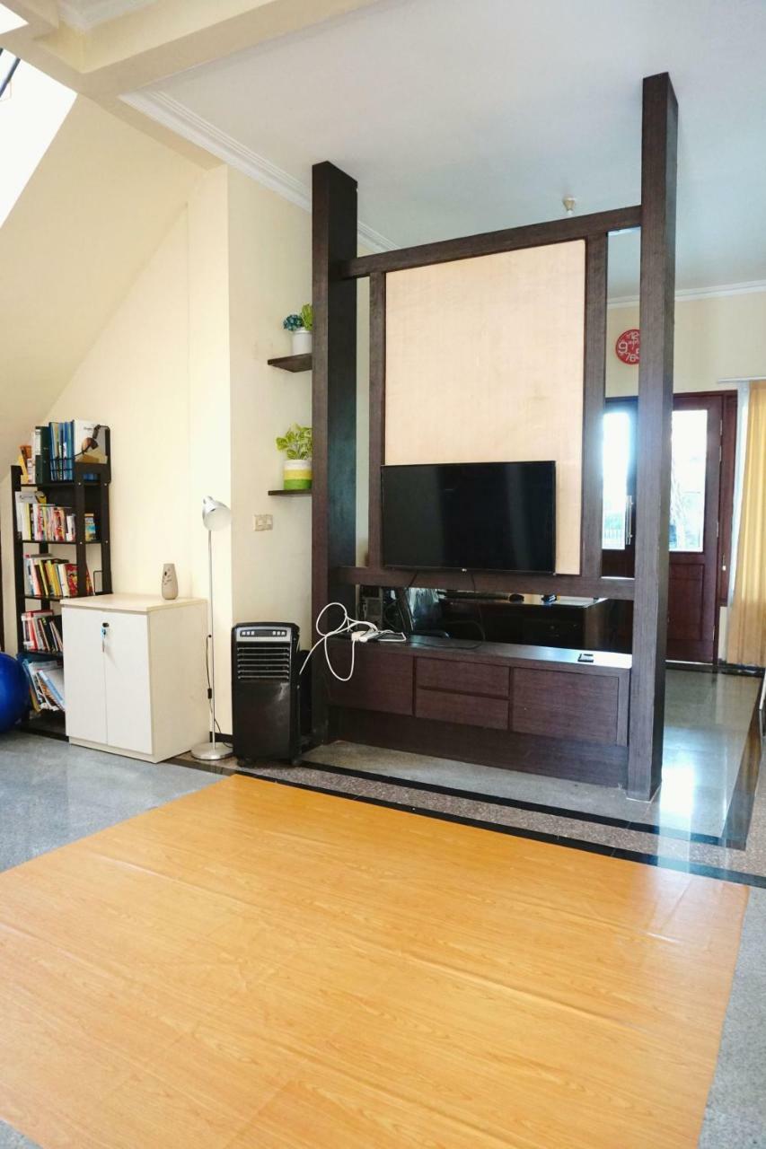 Green Surabaya Homey Bagian luar foto